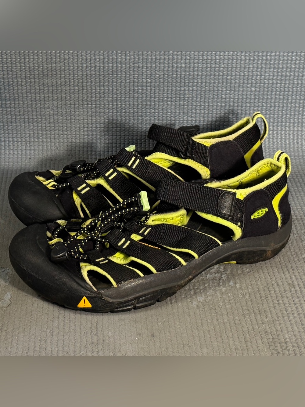KEEN Newport H2 Sandals Black/Green Big Kid Size 5Y